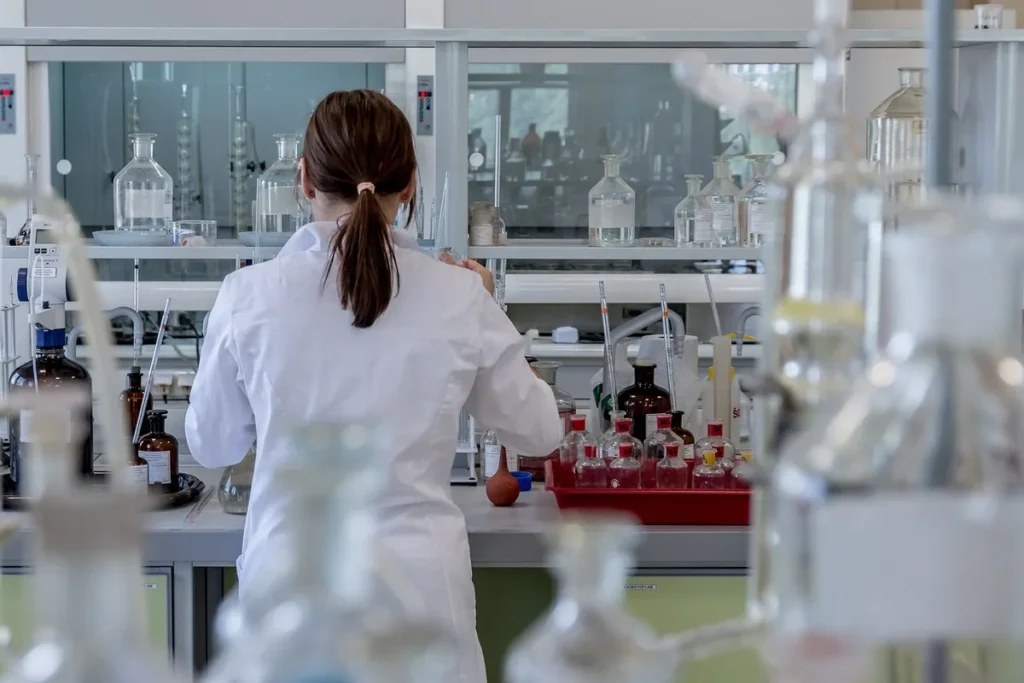 Badaczka w laboratorium przy szkle laboratoryjnym: karnozyna i badania nad suplementem