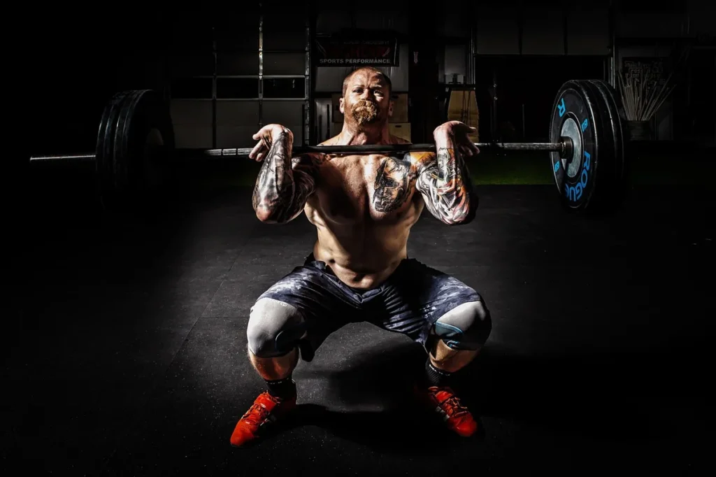 Umięśniony sportowiec ze sztangą, BMI dla sportowców zawyża ocenę masy ciała