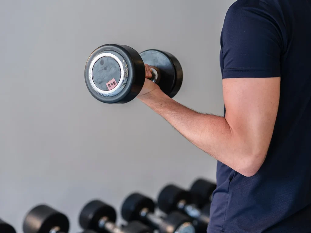Uginanie ramienia z hantlą: praca bicepsa i hipertrofia mięśni
